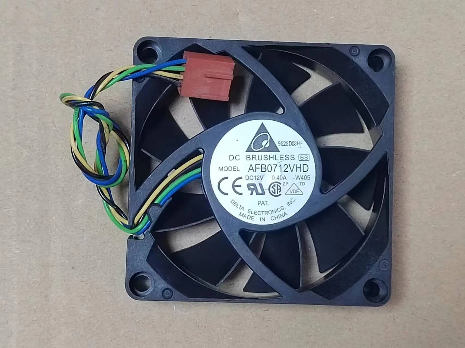 

FOR Delta AFB0712VHD 12V 0.40A 7CM 4-wire PWM temperature control cooling fan