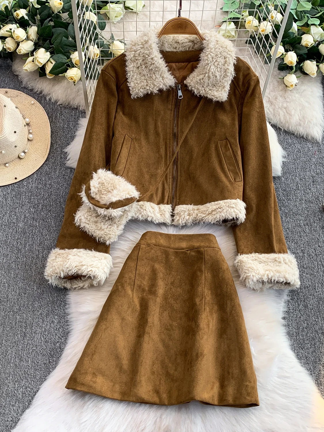 

Модный комплект из двух предметов: укороченное пальто из замши и бархата с воротником из овечьего меха и юбка.