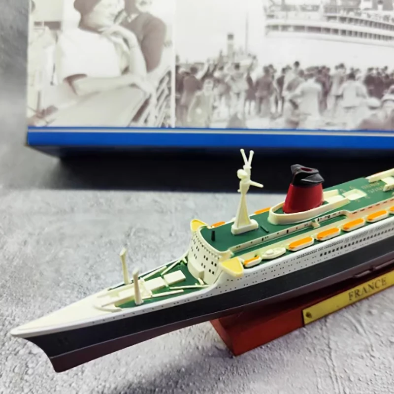 Diecast 1:1250 Scale French Number Luxury cruise ship Alloy Finished Simulation Cruise ship Model Static Decoration