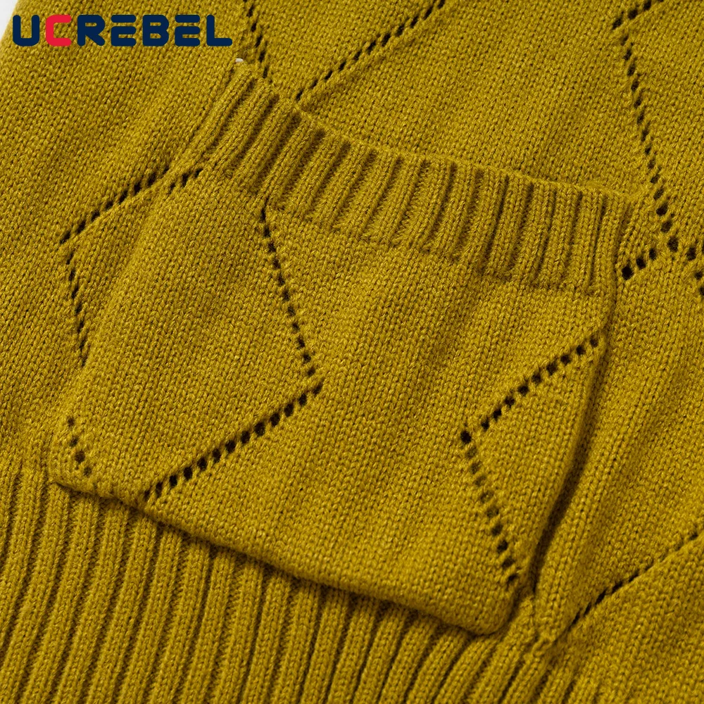 เสื้อคาร์ดิแกนถักลายตัวอักษรแบบแจ็คการ์ดสำหรับผู้ชาย เสื้อสเวตเตอร์คอวีทรงหลวมสไตล์เรโทรสำหรับฤดูใบไม้ร่วง มีกระเป๋า ติดกระดุมแถวเดียว