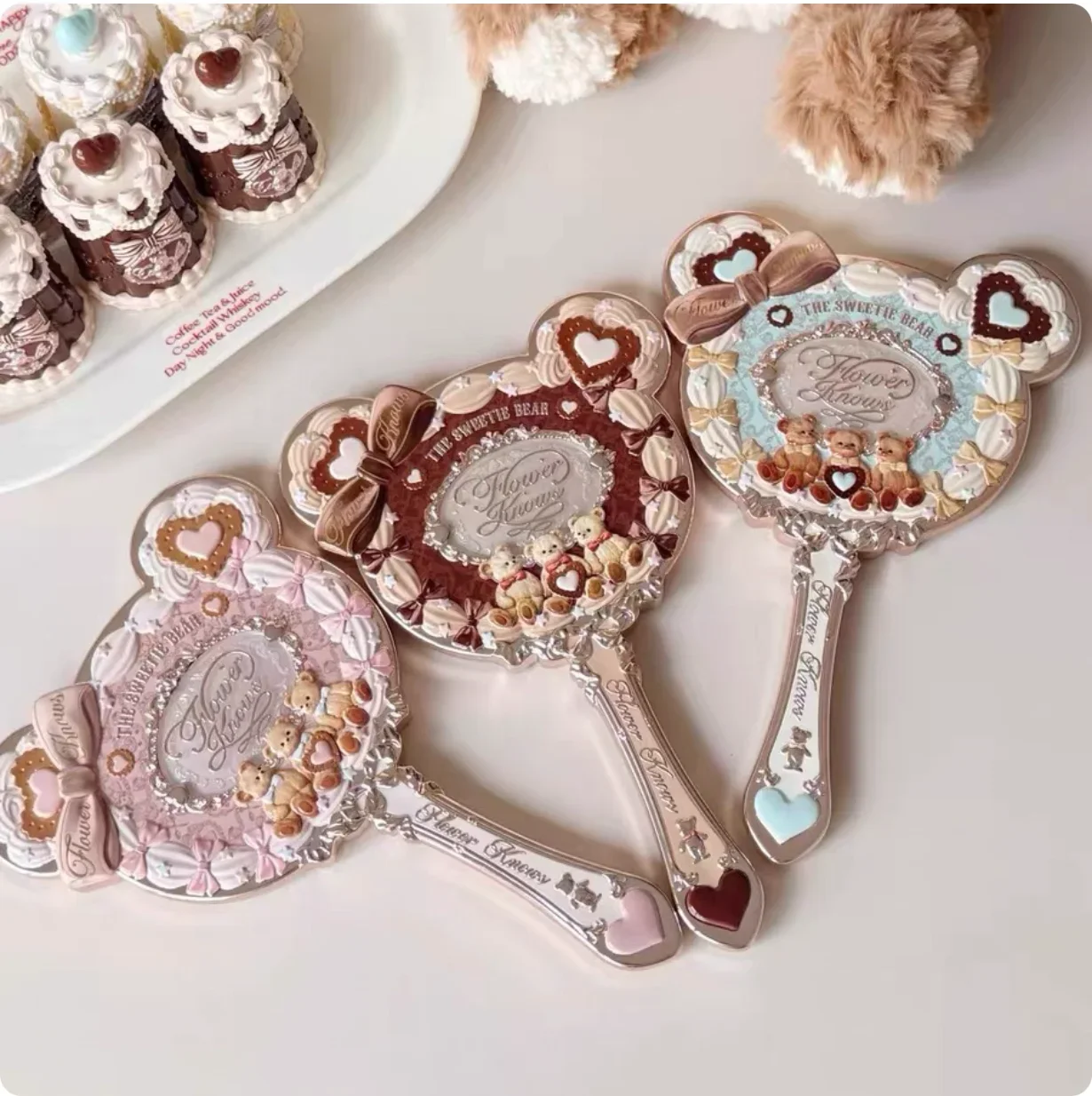 

Flower Knows Nevers Famly Series Hand Holding Mirror Exquisite Relief Makeup Tools Sweetheart Bear Series