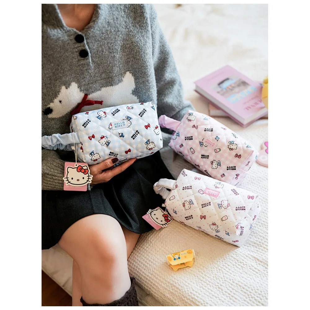Weiche und niedliche karierte Hello Kitty gesteppte Kissen-Kosmetiktasche, Kulturtasche, Aufbewahrungstasche mit großem Fassungsvermögen, plissierte tragbare Reisetasche – Detail 6