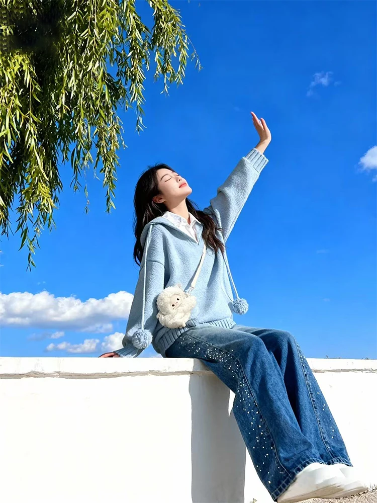 

Синий вязаный комплект: шапка, свитер, джинсы с широкими штанинами, футболка. Стильный повседневный комплект для уличной моды на зиму и весну.