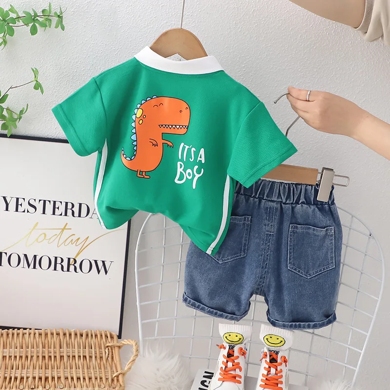 Sommer-Tageskleidungsset für Kleinkinder, Jungen, Cartoon-Dinosaurier-Stickerei, kurzärmeliges Poloshirt, lockere Jeansshorts, Anzug – Detail 3