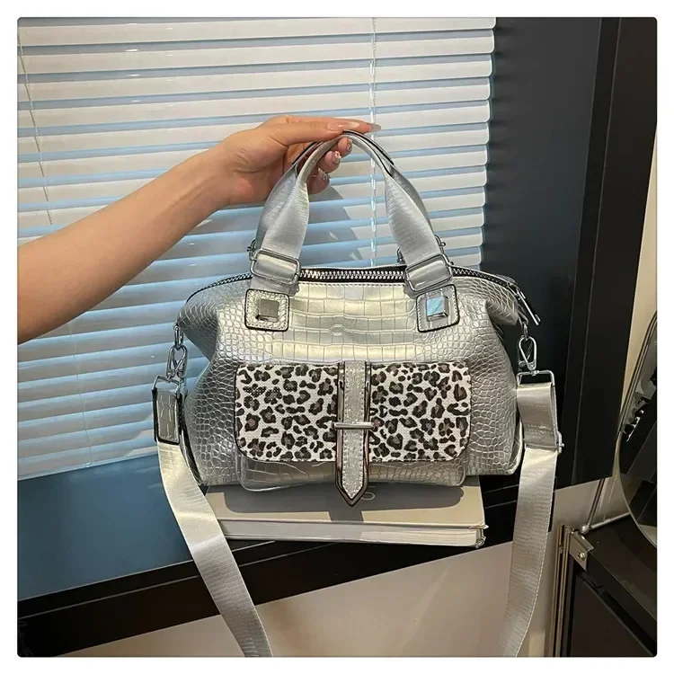 

Новый 2025! Сумка-слинг с леопардовым принтом в стиле хип-хоп — эстетичная боевая броня, искусственная кожа + металлическая отделка, острая для всех случаев