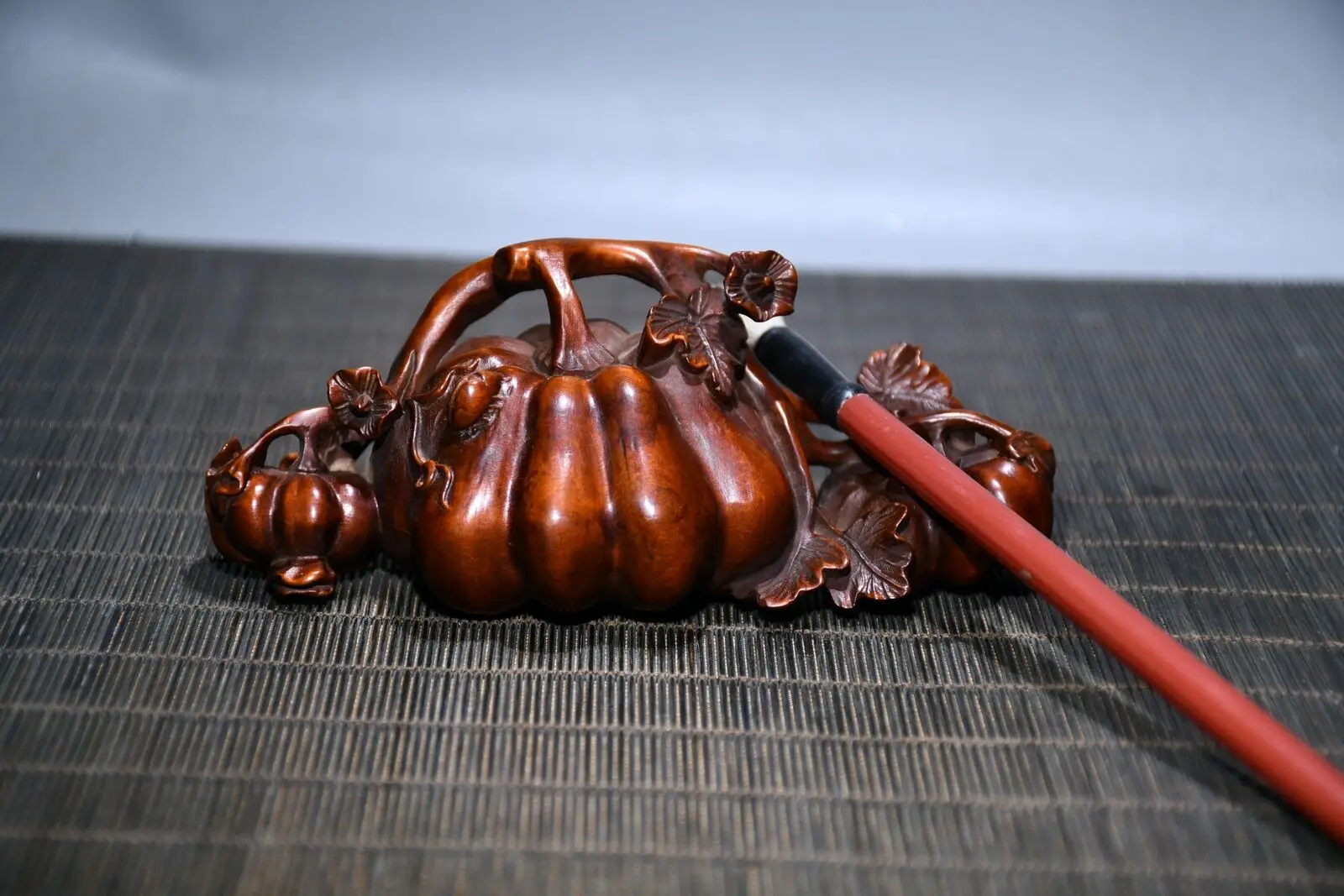 

5.1" Chinese Box-wood Hand Engraving Pumpkin Pen Rack Statue