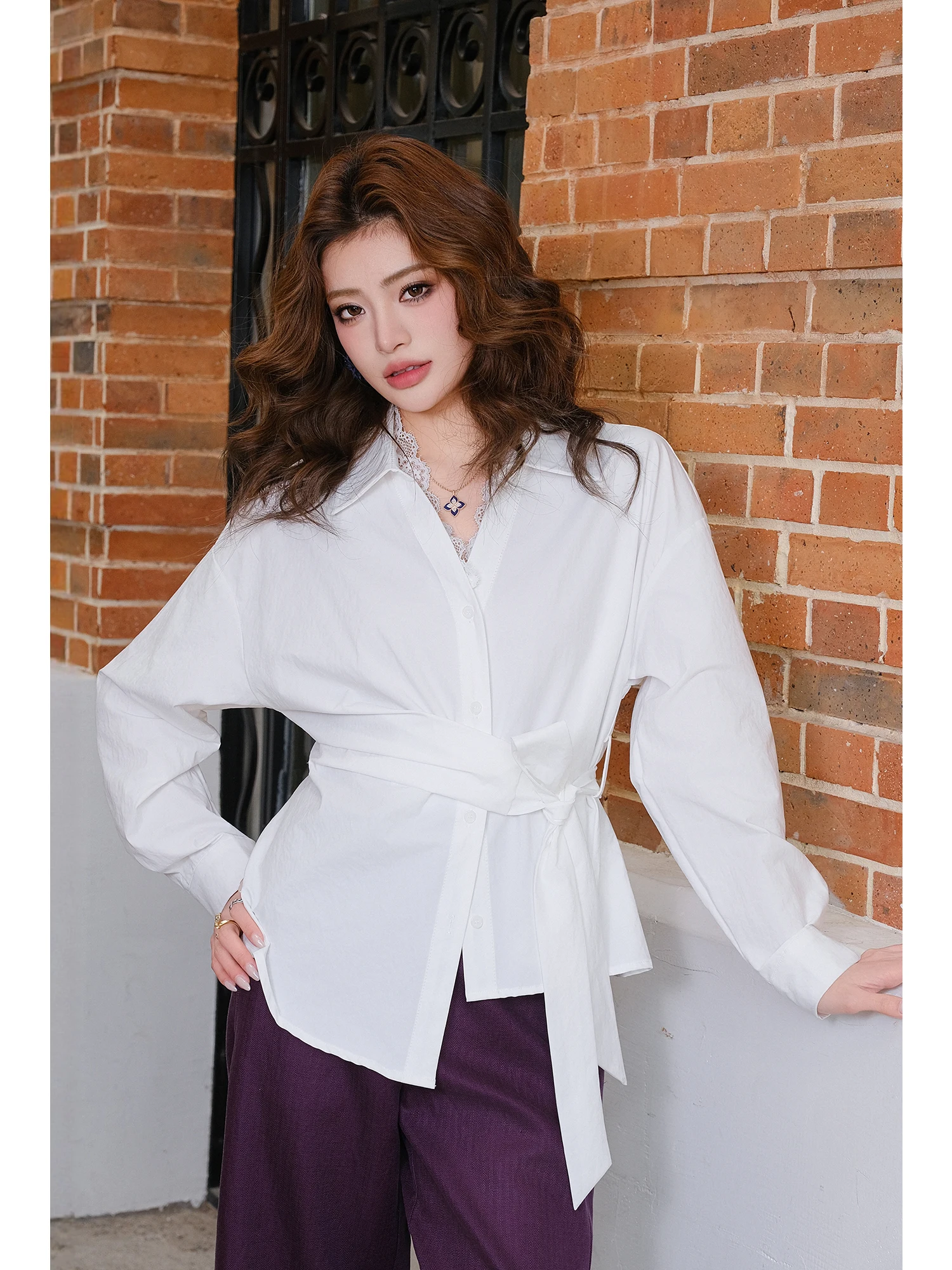 

MIUCO Commute Design Sense V-образный вырез, кружевная отделка, белая рубашка с завышенной талией и поясом, весенняя женская повседневная модная рубашка