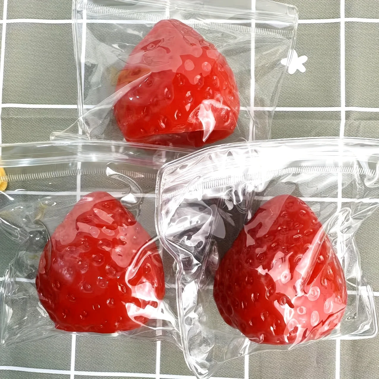 Rot glänzendes großes Quetschspielzeug in Erdbeerform, weiches Kristall-Erdbeer-Quetschspielzeug, Geschenkbox-Verpackung, handgefertigtes Quetschspielzeug zum Selbermachen,