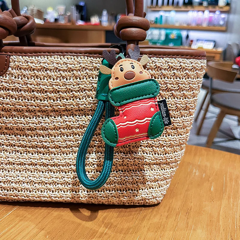 クリエイティブな革製サンタクロースキーホルダー、漫画風キーリングペンダント、ジュエリーバッグチャーム、女性・女の子向けクリスマスギフトアクセサリー