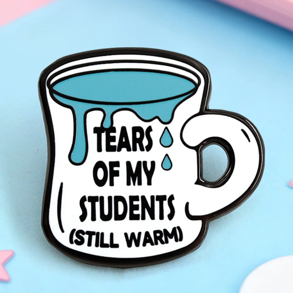 Tears Of My Students Still Warm Mug Badge Lehrer-Humor-Emaille-Pin, Geschenk zur Lehrer-Wertschätzung zum Ende des Semester, Schmuck