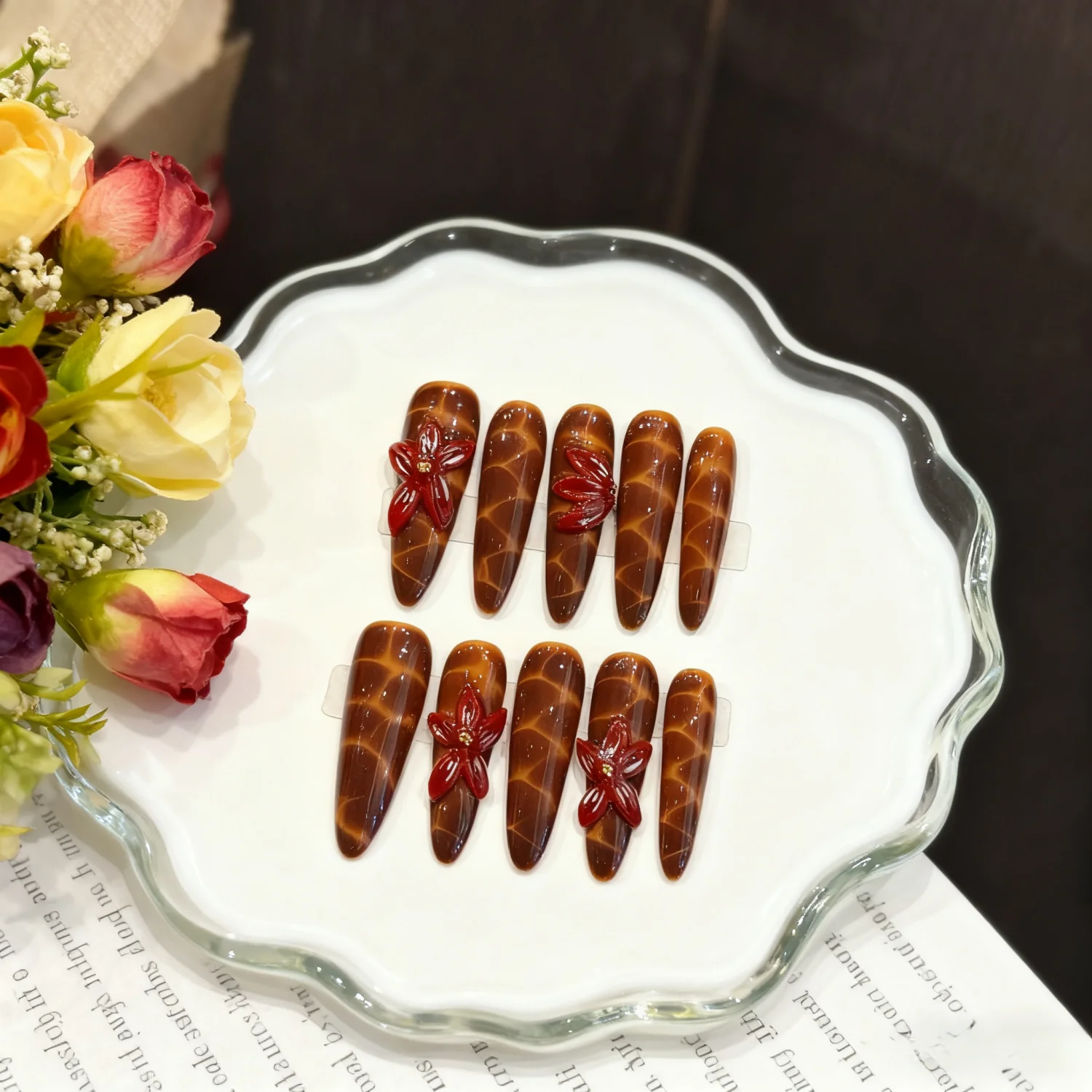 

Новинка 2023 года, осень-зима, ретро янтарный пресс на ногтях, 3D красный цветок, полное покрытие, накладные ногти, длинная миндальная форма, многоразовый художественный маникюр