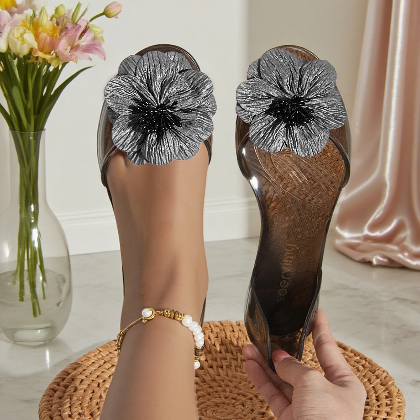 

Женская обувь: Прозрачные сандалии из желеобразного материала; Тканевые туфли на плоской танкетке с цветочным принтом. Женская повседневная обувь: элегантные туфли для женщин.