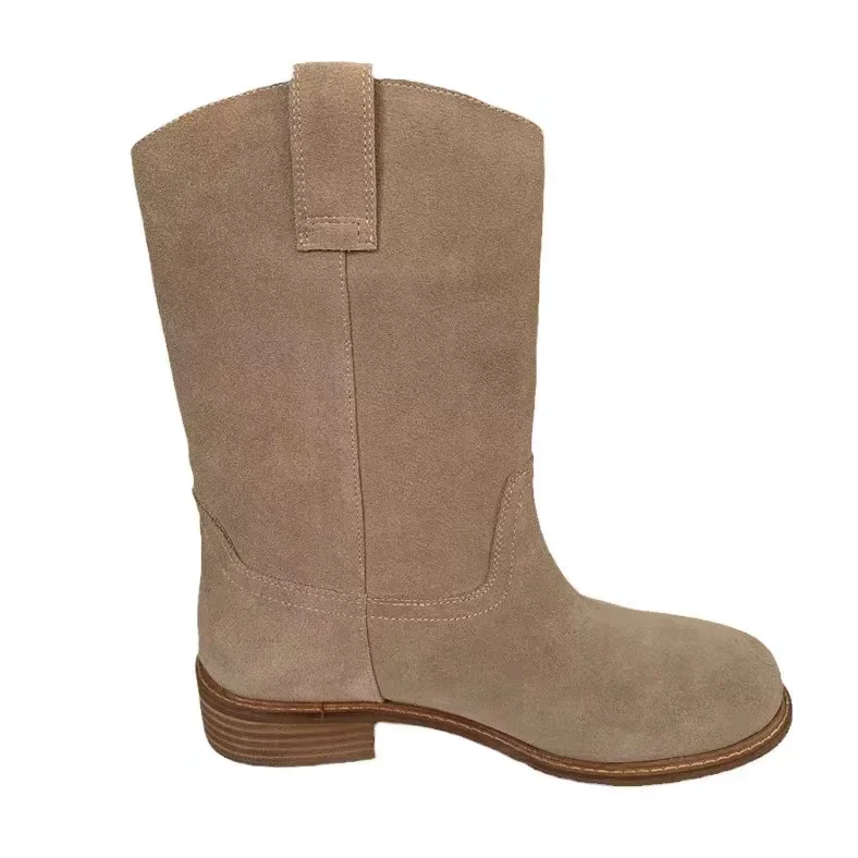 Kurze Stiefel im Retro-Stil mit runder Zehenpartie, flachem Boden, aus mattiertem, weichem Leder, für Damen, neue Kollektion Herbst/Winter 2026. – Detail 11