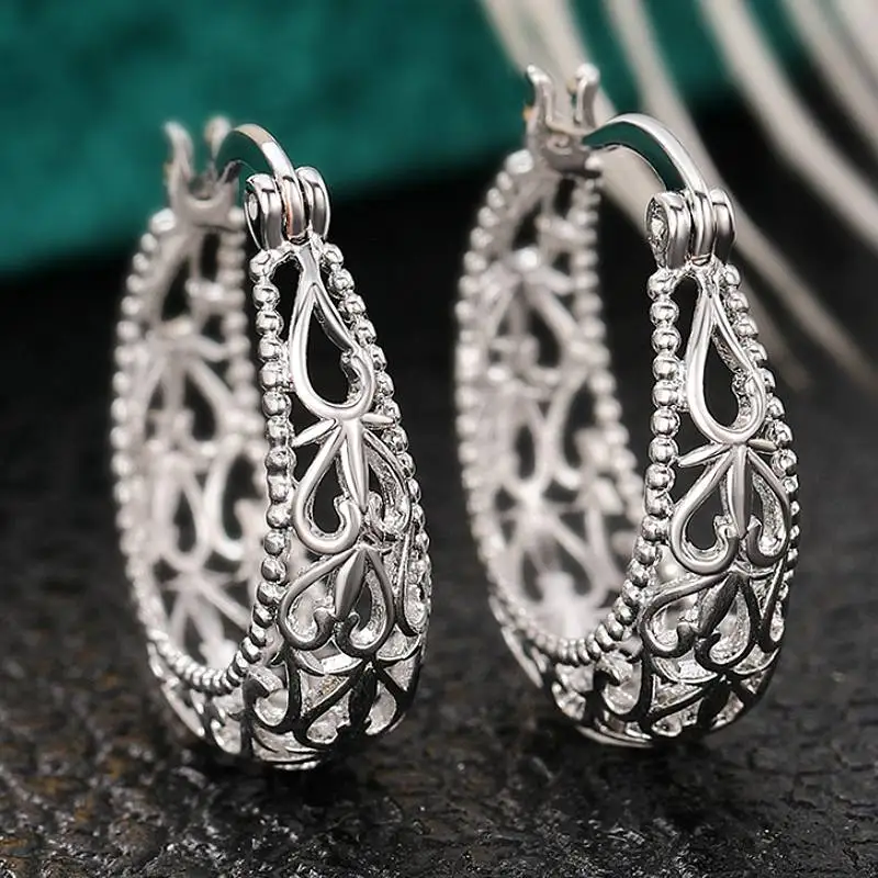 Huitan Elegante silberfarbene Creolen für Damen, ausgehöhltes Design, modische Accessoires, sanfter Party-Chic-Schmuck für die Hochzeit