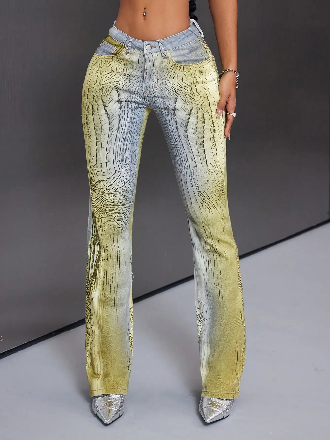 

Женские джинсы-клеш с высокой талией и принтом в стиле ретро-стритвир, с эффектом потертости и трещин