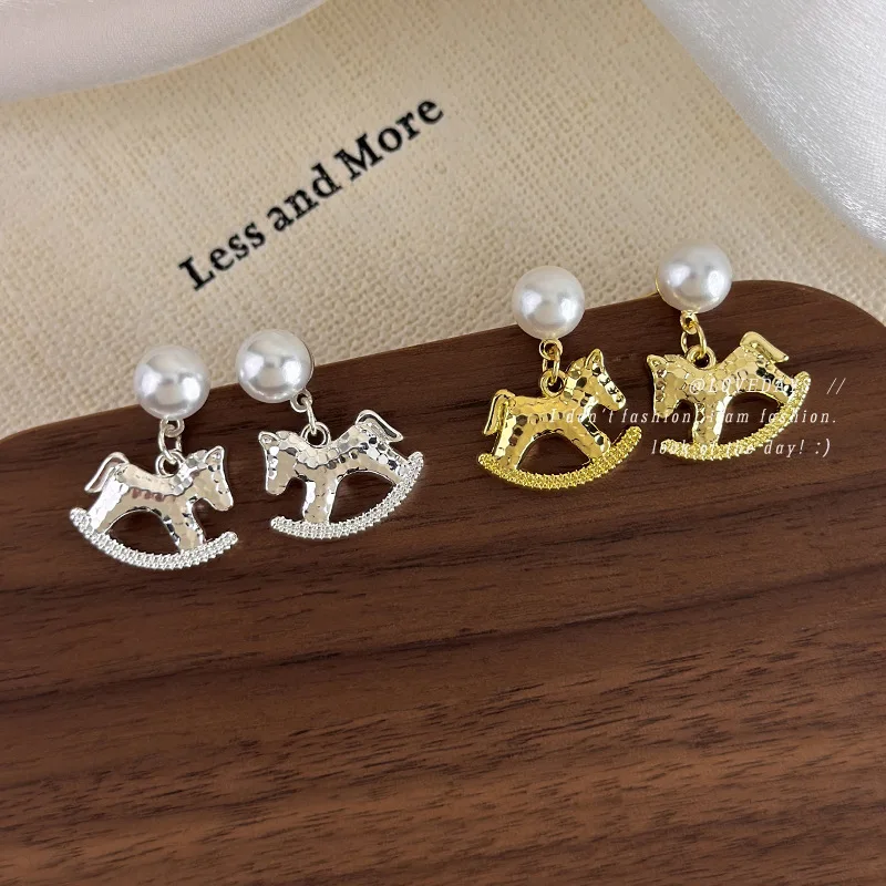 Pendientes de Perlas con Colgante de Metal, Diseño Minimalista y Versátil para el Día a Día, Ligeros, en Tono Dorado, con Dijes de Dibujos Animados para Mujer