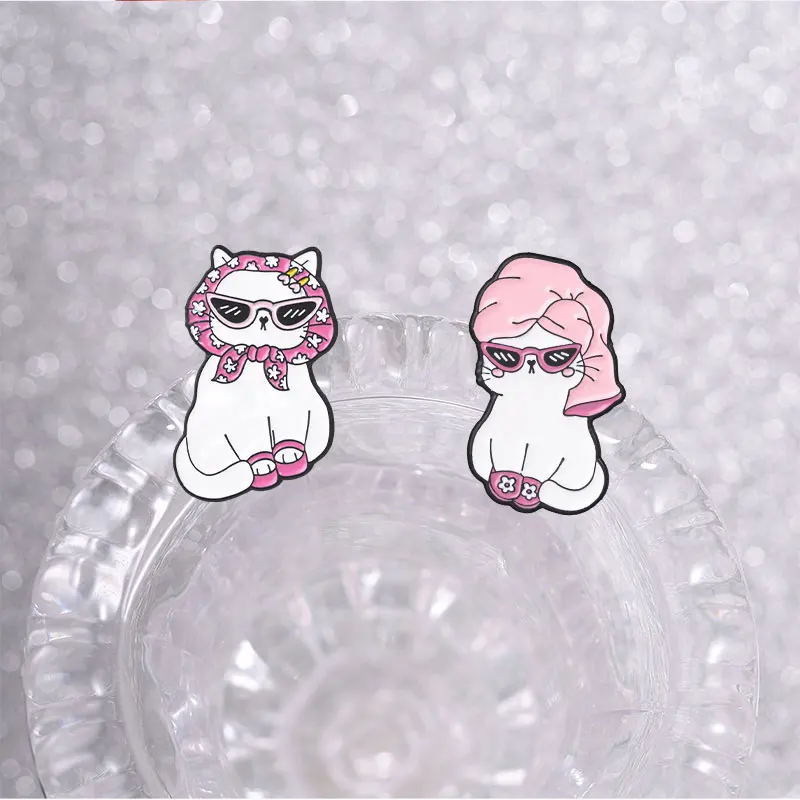 Modisches Katzen-Sonnenbrillen-Halstuch-Emaille-Abzeichen-Set, Coole Haustier-Style-Pin, Rosa Blumen-Handtuch, Metallbrosche, Revers-Accessoire, Geschenk – Detail 5