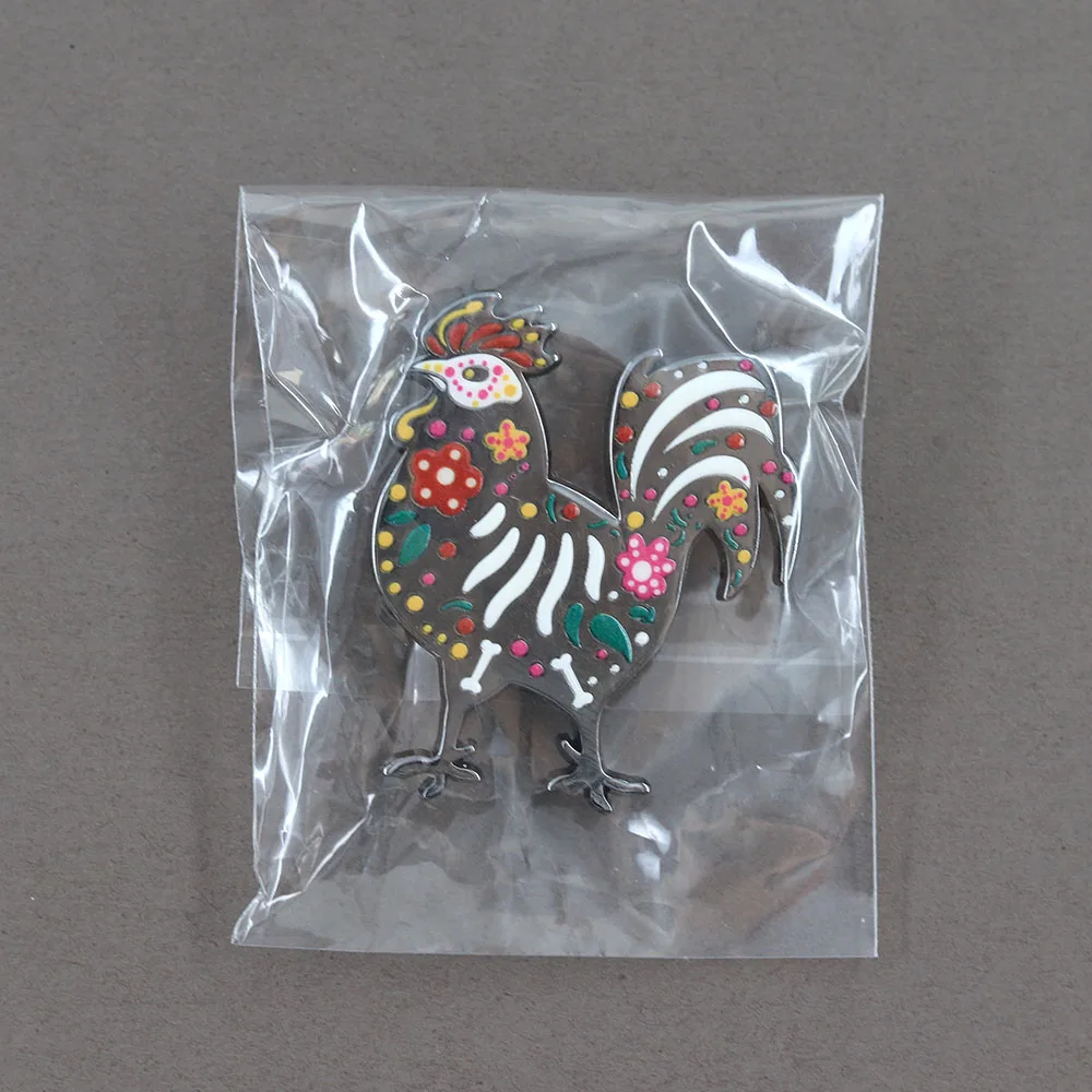 Mexikanischer Tag der Toten Hahn Emaille-Pin Zuckerschädel Hühner-Brosche Skelett-Tier-Abzeichen Blumen-Reversnadeln Halloween Gothic J – Detail 9