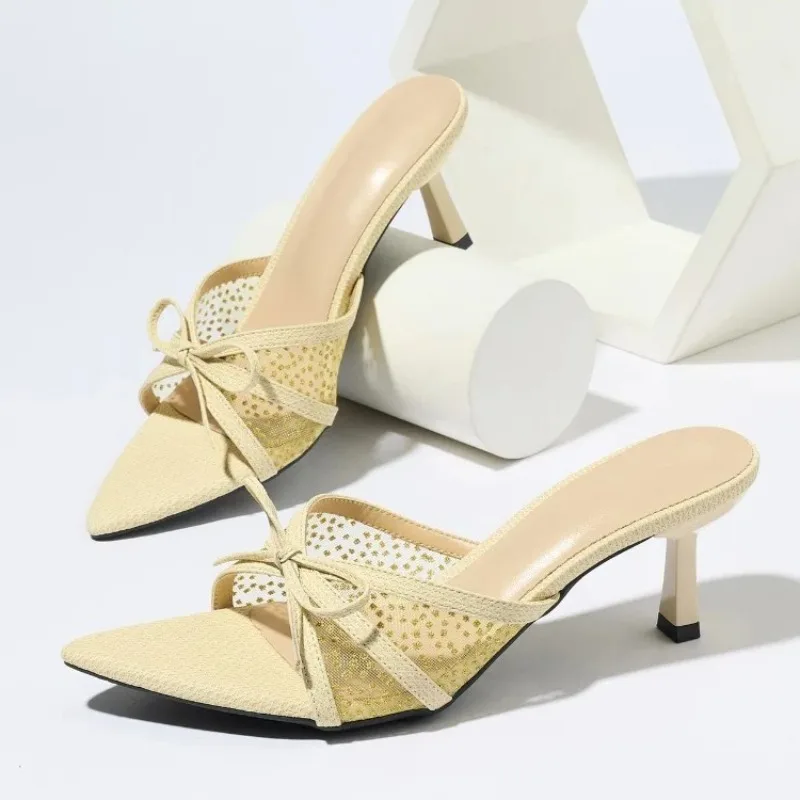 

Летние женские мюли-шлепанцы 2026 с сеткой и стразами, элегантные босоножки на каблуке с бантом, сексуальные туфли с острым открытым носком от дизайнерской коллекции