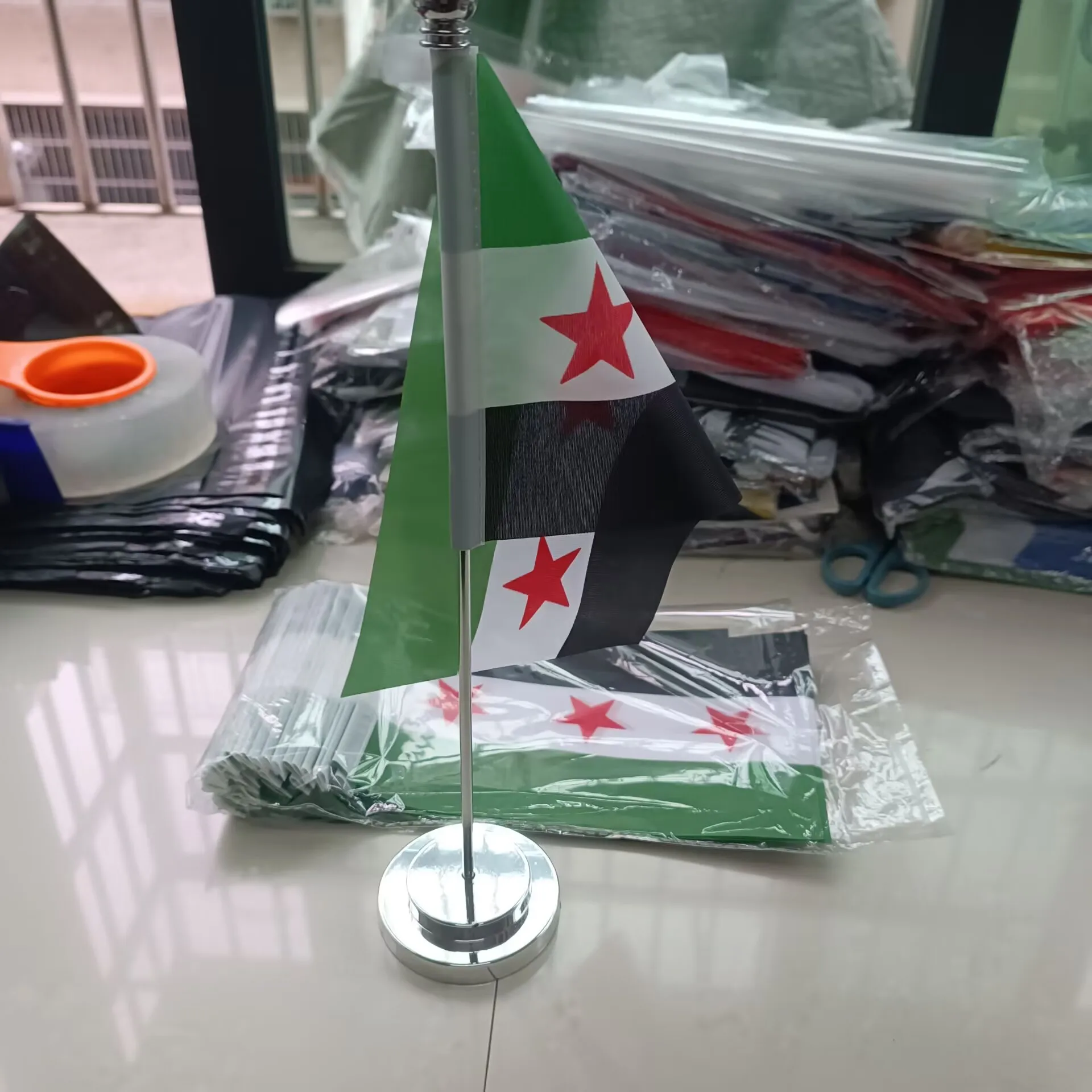 

aerlxemrbrae 14x21cm Office Desk Flag Of Syria flag The The Syrian Arab Republic Syrian three Star Banner