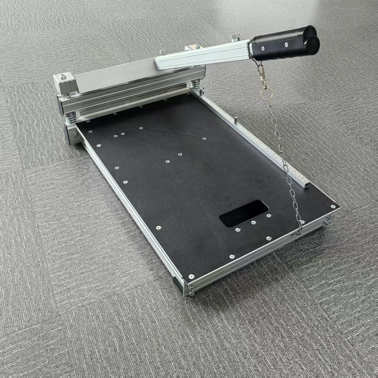 وظيفة آلة قطع الأرضيات مقص كهربائي آلة قطع الورق المقوى السجاد