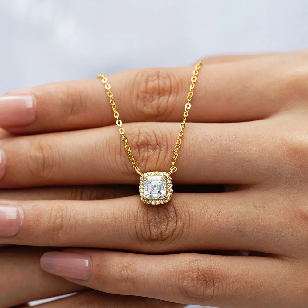 

Luxury 100% Real 18k Gold Women's Sugar Diamond Pendant Necklace Square Moissanite Clavicle Chain