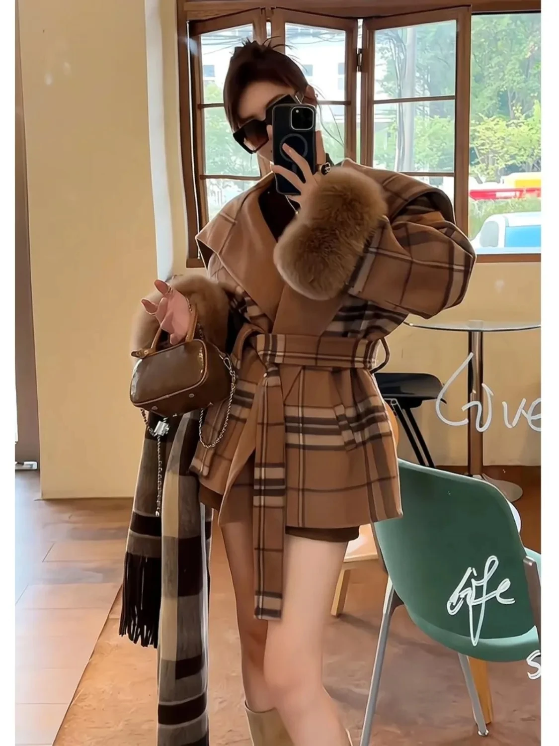 2025 Inverno Nuova Tendenza della moda Versatile Atmosfera coreana Mantello scozzese Cappotto di lana Giacca da donna con polsino in pelliccia di fascia alta