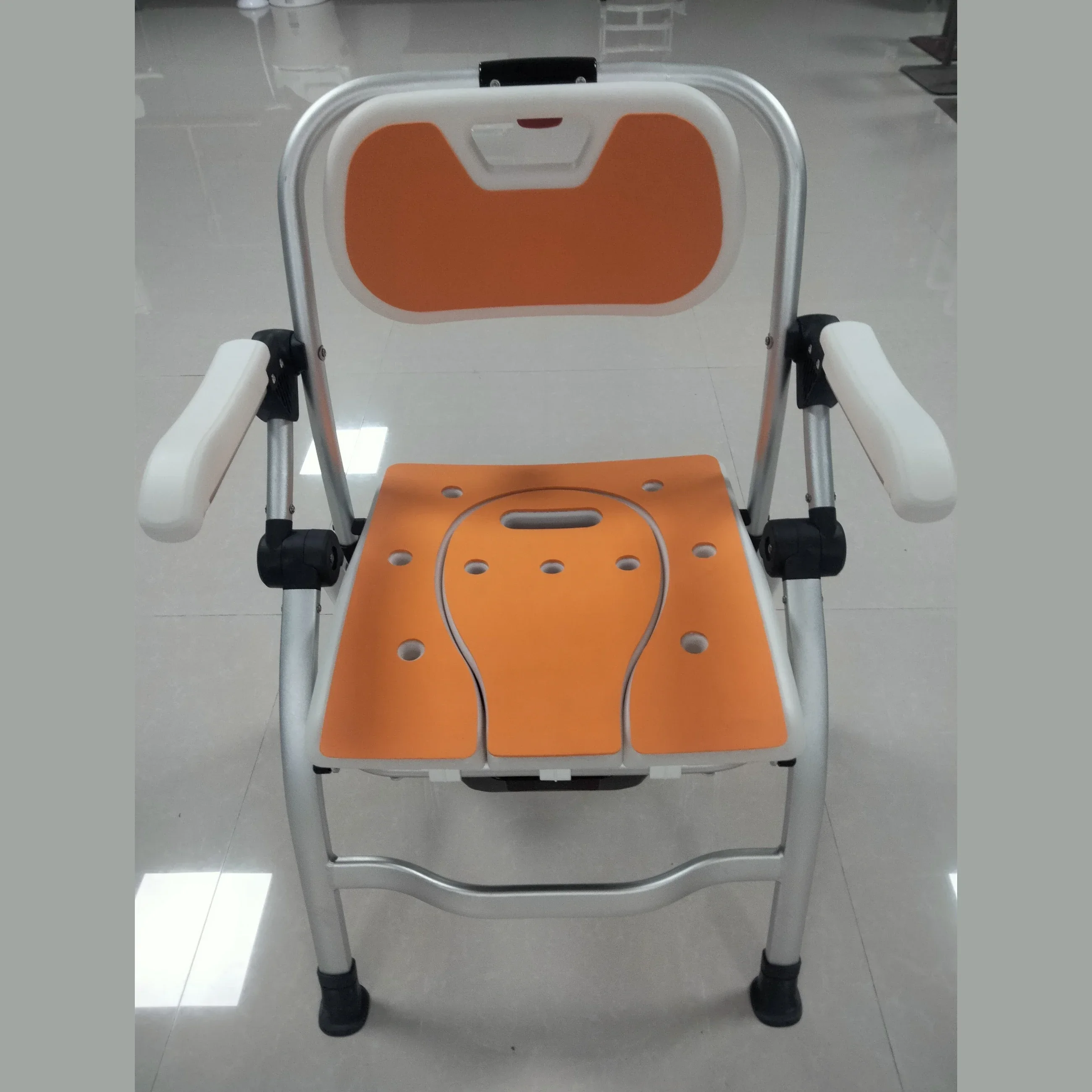كراسي حمام قابلة للطي للمعاقين قابلة للتعديل لكبار السن مع ظهر ومسند للذراعين للأشخاص ذوي الإعاقة