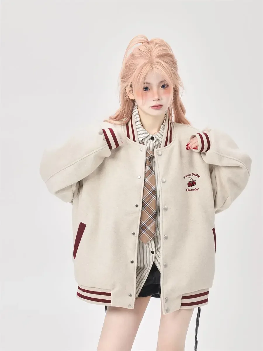 ​ 2025年シックなオーバーサイズグレーベースボールジャケット、レディースレトロパイロットコート、機能的なポケットと芸術的なステッチ付き ​