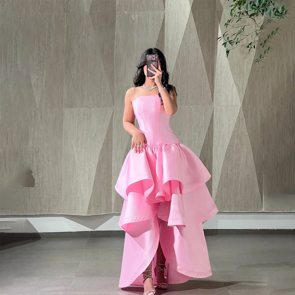 ロングピンクウエディングドレス ストラップレス ティアードプリーツ サテンボールガウン バックレス フロアレングス エレガントパーティードレス カスタマイズ