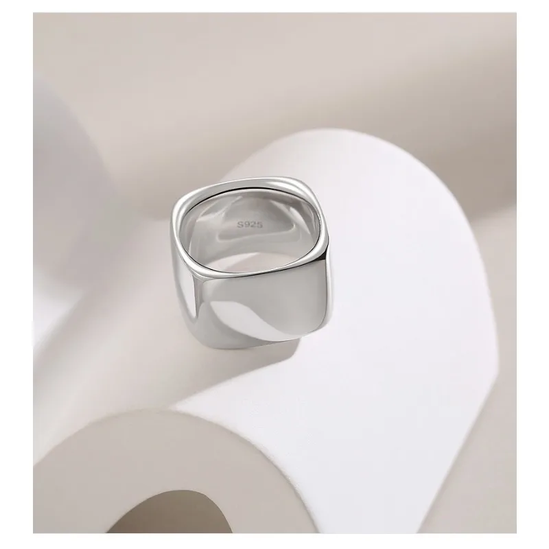Ring Damen leichtes Luxus-Design Kaltwind Nische breites Gesicht Schwerindustrie-Ring