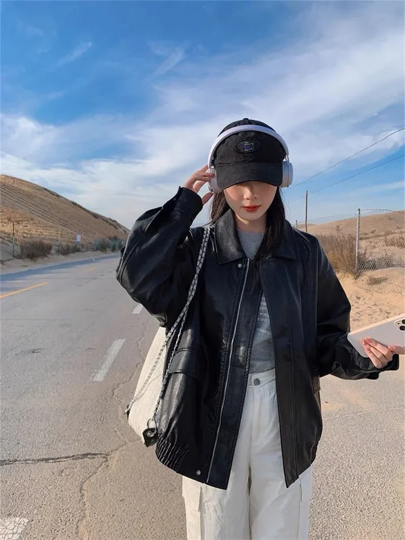 سترة جلدية عصرية للنساء للربيع والخريف سترة جلدية جديدة باللونين الأسود والبني غير رسمية بسحاب فضفاض مقاس كبير