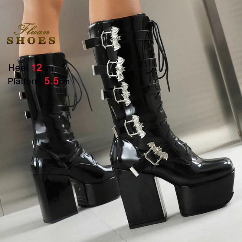 

Осенне-зимние черные женские рыцарские сапоги на каблуке 12 см на платформе 5,5 см, пятирядные сапоги до середины икры с металлической пряжкой «летучая мышь» на шнуровке сзади и молнией