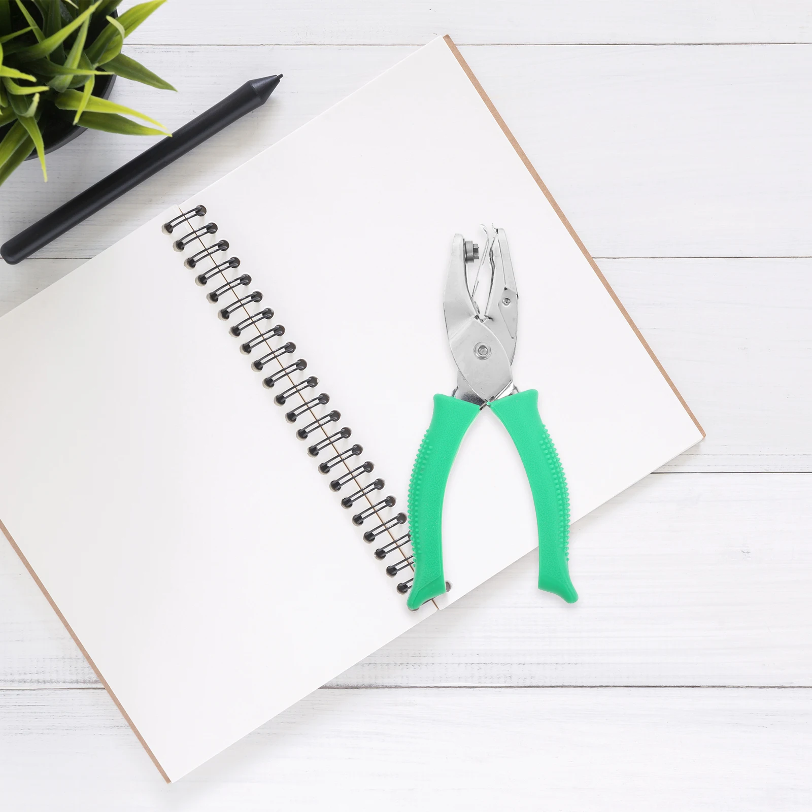 

Star Shape Single Hole Punch Green Manual Paper Punch for Office School DIY Craft Card Projects Office Paper Puncher