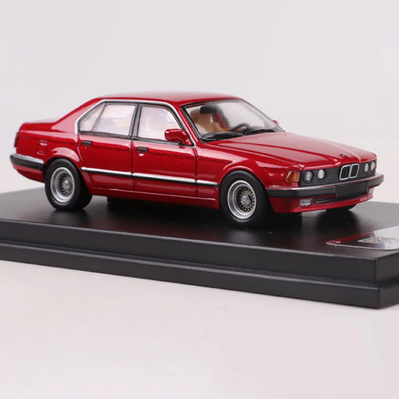 Diecast 1/64 Scale BMW 7 Series E32 E34 Car Model Alloy BMW E32 E34 Classic Car Model Collection Ornaments