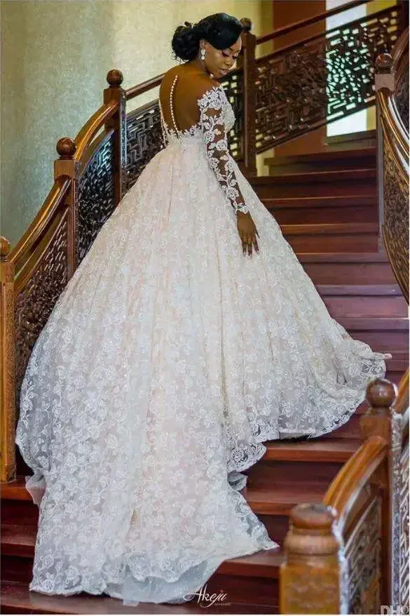 Maßgeschneiderte Prinzessin Illusion lange Ärmel Spitze Brautkleid Kathedrale Zug Puffy Ballkleid schwarze Frau Brautkleider