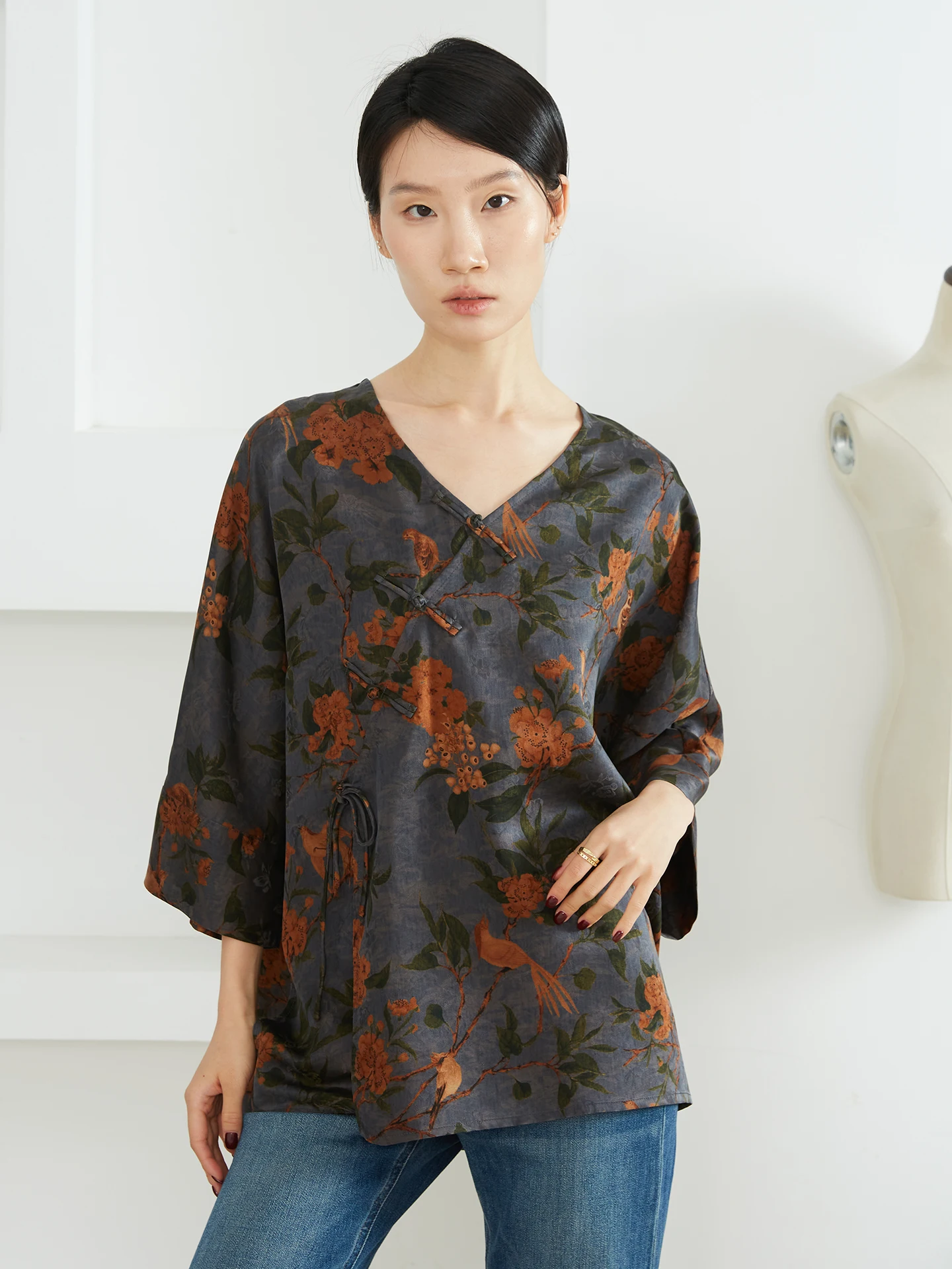 

Оригинальный дизайн THQUE: Шелковый топ с длинными рукавами, V-образным вырезом, подплечниками, приталенный, прямого кроя, в китайском стиле, для женщин