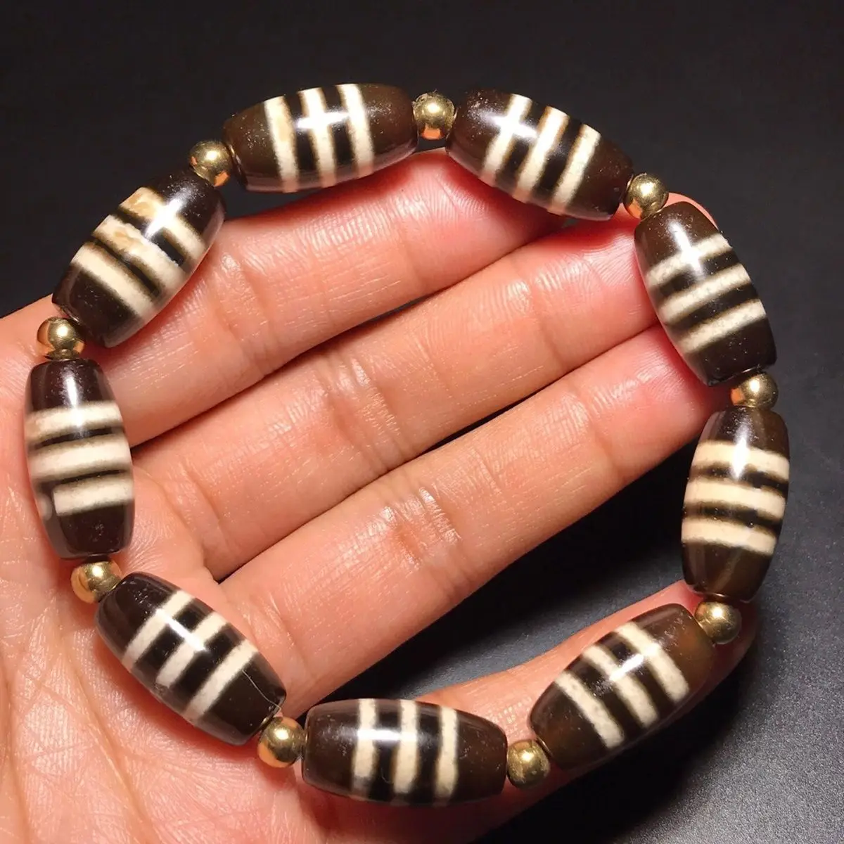 The pulp is full of weathered old agate line beads, dzi beads, and the bracelet is perfectly oily and old, with a size of 10 * 2