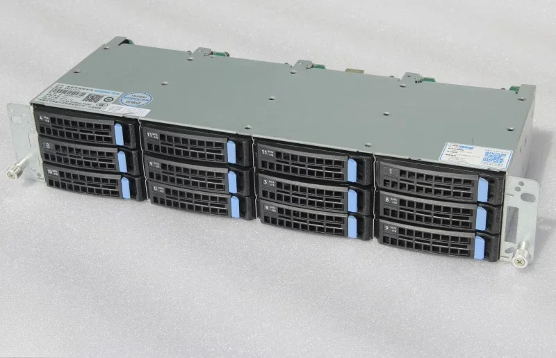 12-Disk 3.5-inch hard disk cage hot-swappable 8087 interface D-type 4ping power supply SAS SATA storage
