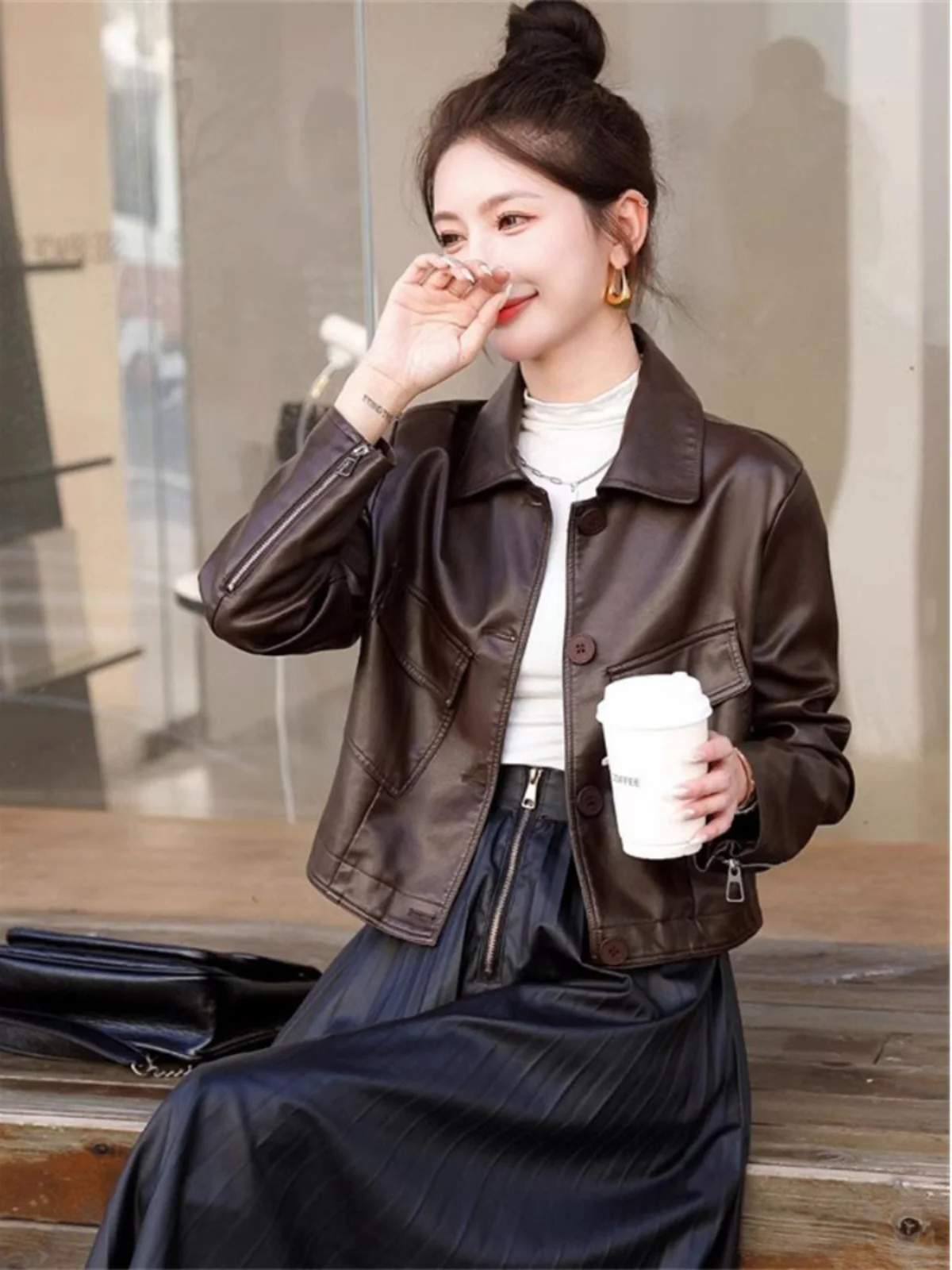 Jaqueta de Couro Feminina Estilo Motoqueiro Moderna com Gola, Leve e Luxuosa, Nova Chegada de Outono, Tamanho Pequeno