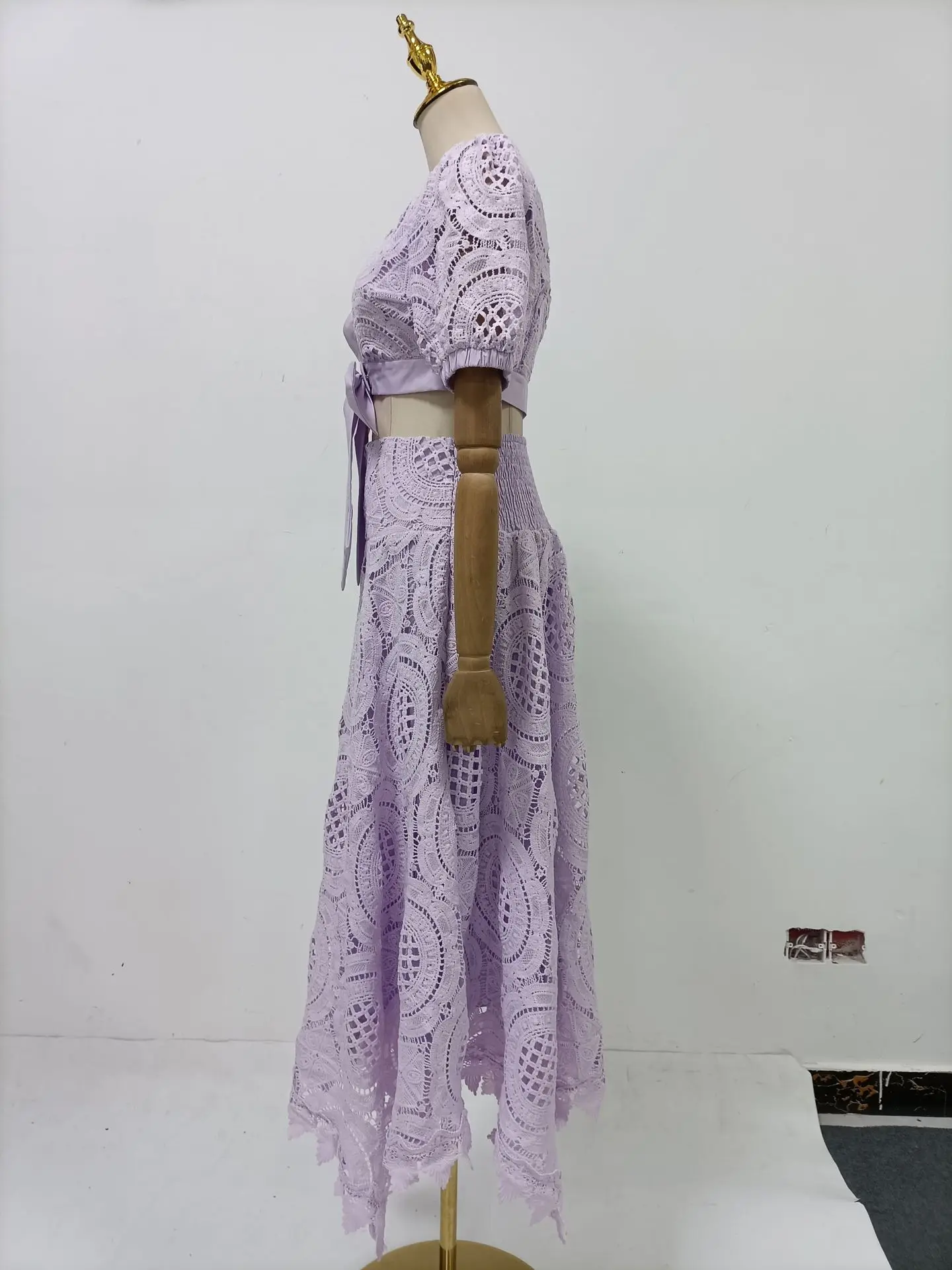 2026 Sommer Neues Elegantes Retro-Style Mode-Spitzenkleid mit Aushöhlungen, Patchwork und Schleife zur Taillenbetonung für Damen – Detail 7