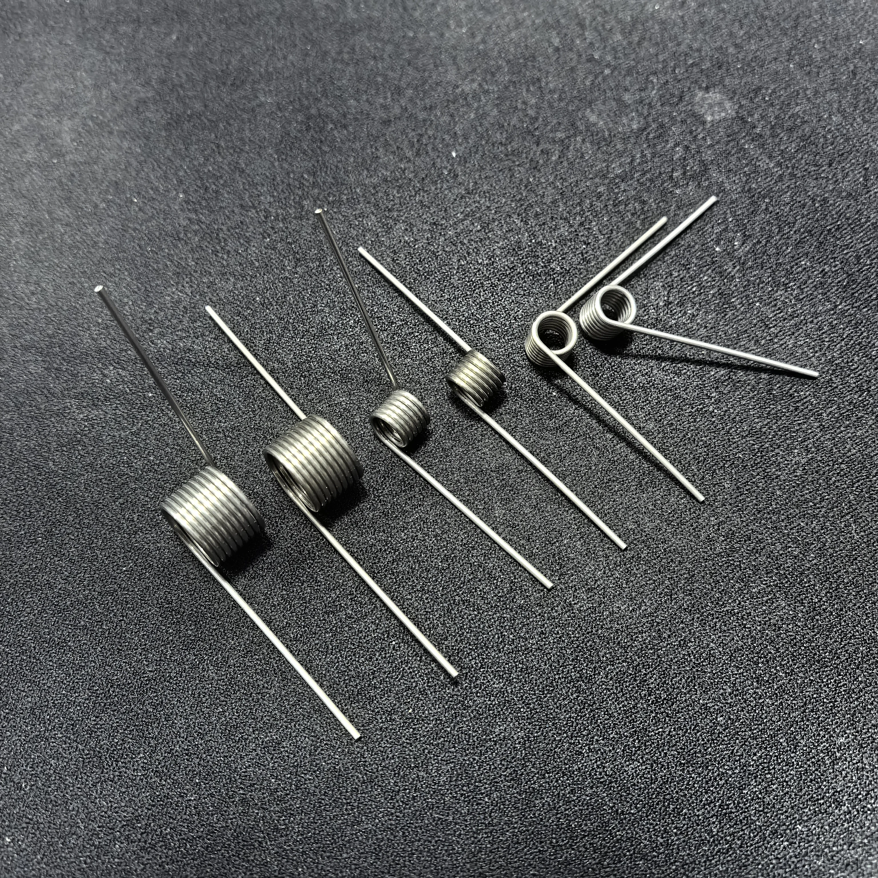 0,7 mm Drahtdurchmesser Präzisions-Torsionsfeder Hochfeste V-förmige Feder kann individuell angepasst werden 60 ° /90 ° /120 ° /180 ° – Detail 3