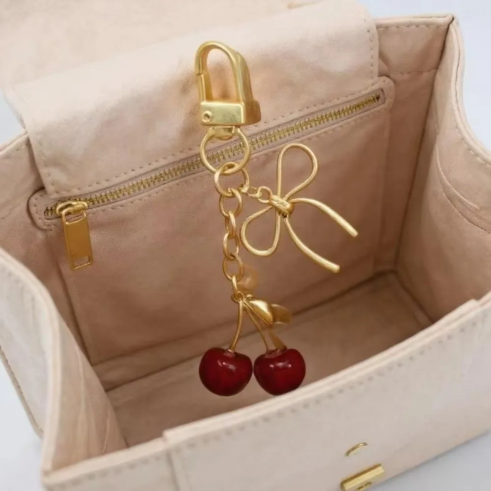 Schmuckgeschenke, Harz-Kirsch-Schlüsselanhänger, Perlen-Schleife, rote Kirsche, Kirsch-Schlüsselring, silbernes Herz, klassischer roter Kirsch-Taschenanhänger für Damen – Detail 10