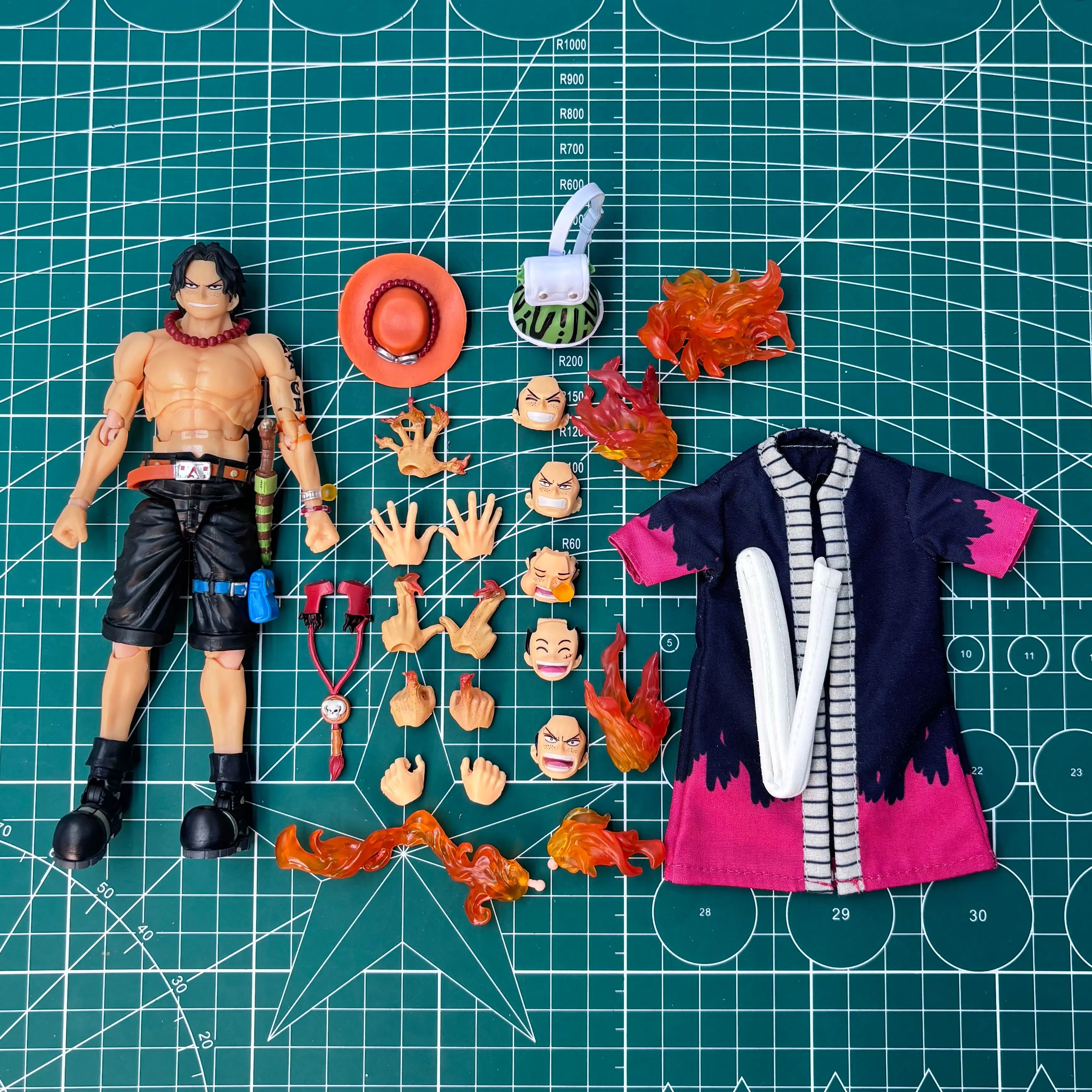 Bandai SHF One Piece Ace Actionfigur - Vollständig beweglich mit austauschbaren Gesichtern, Sammlerqualität Anime-Statue