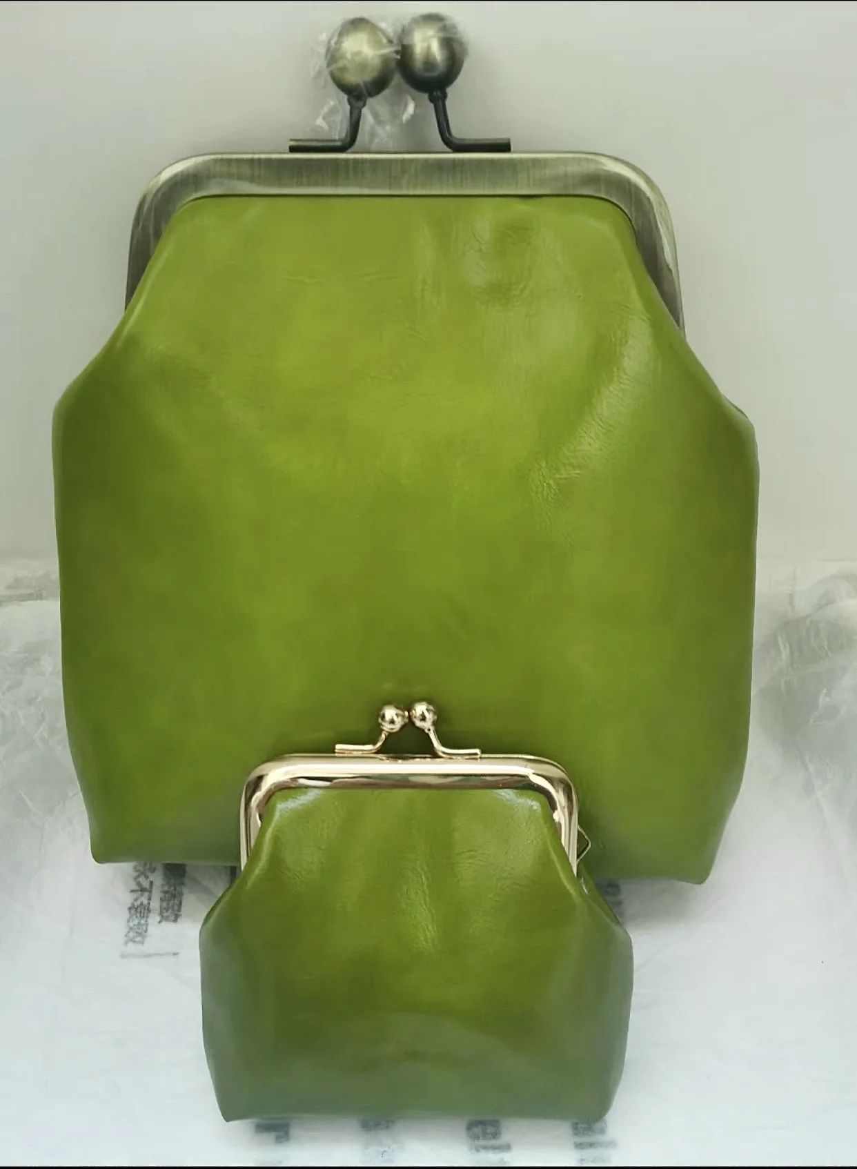 Zagubiona w sztuczna skóra w stylu Vintage torebka w kolorze jabłkowo-zielonym z zapięciem na buziaka metalową ramą otwierającą długie odpinane