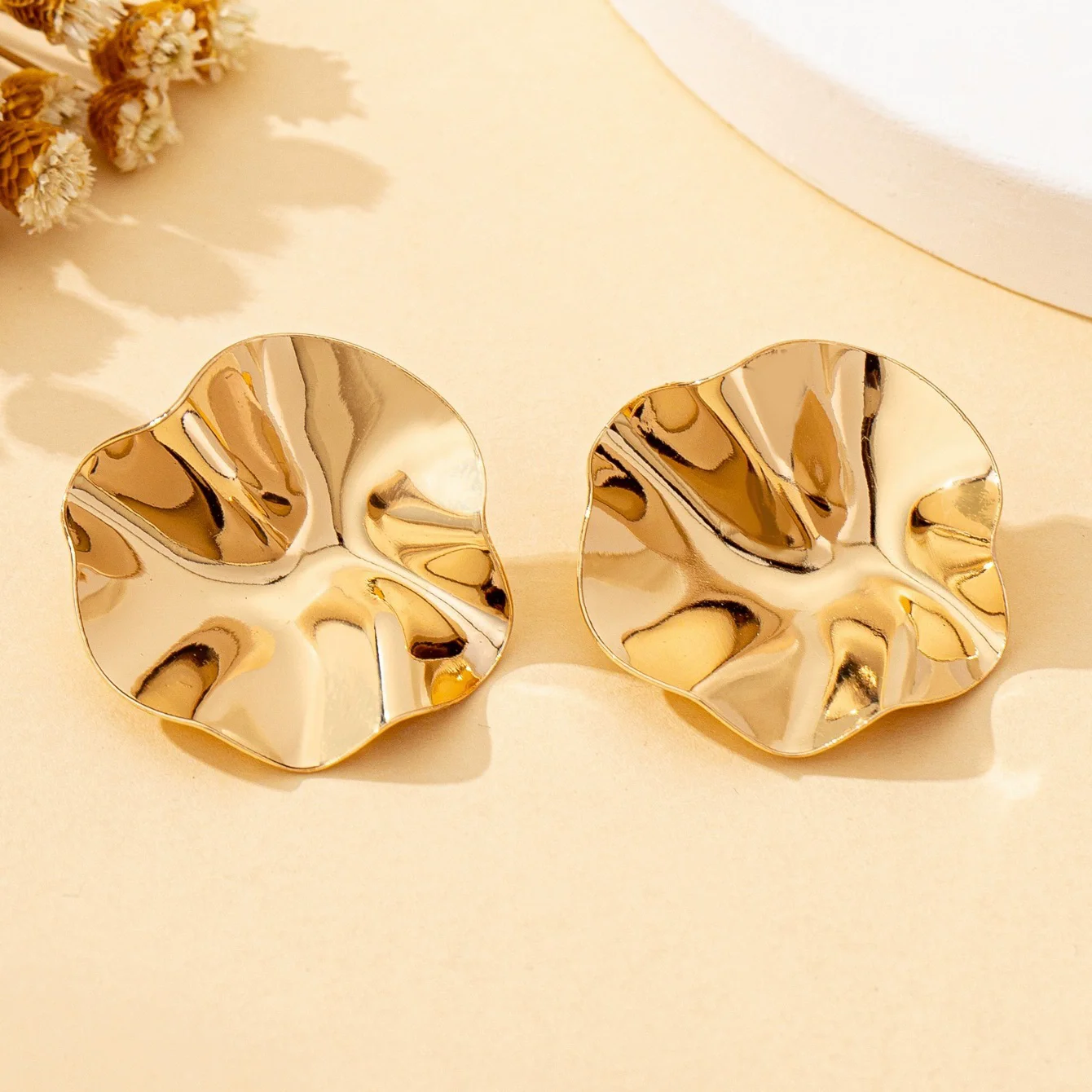 Ladies' fashionables and personalized pleated earrings, irregular earrings, versatile and simple earrings, elegant and versatile