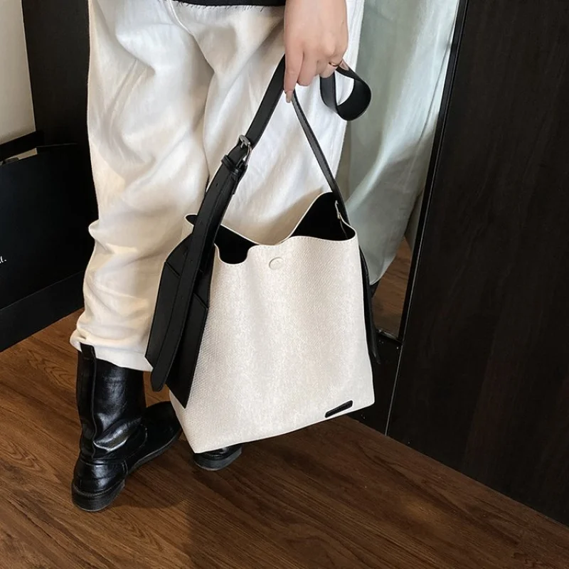 

Unique Vintage Fashionable Handbag For Women With Crossbody Strap Leather Material And Solid Color Charm