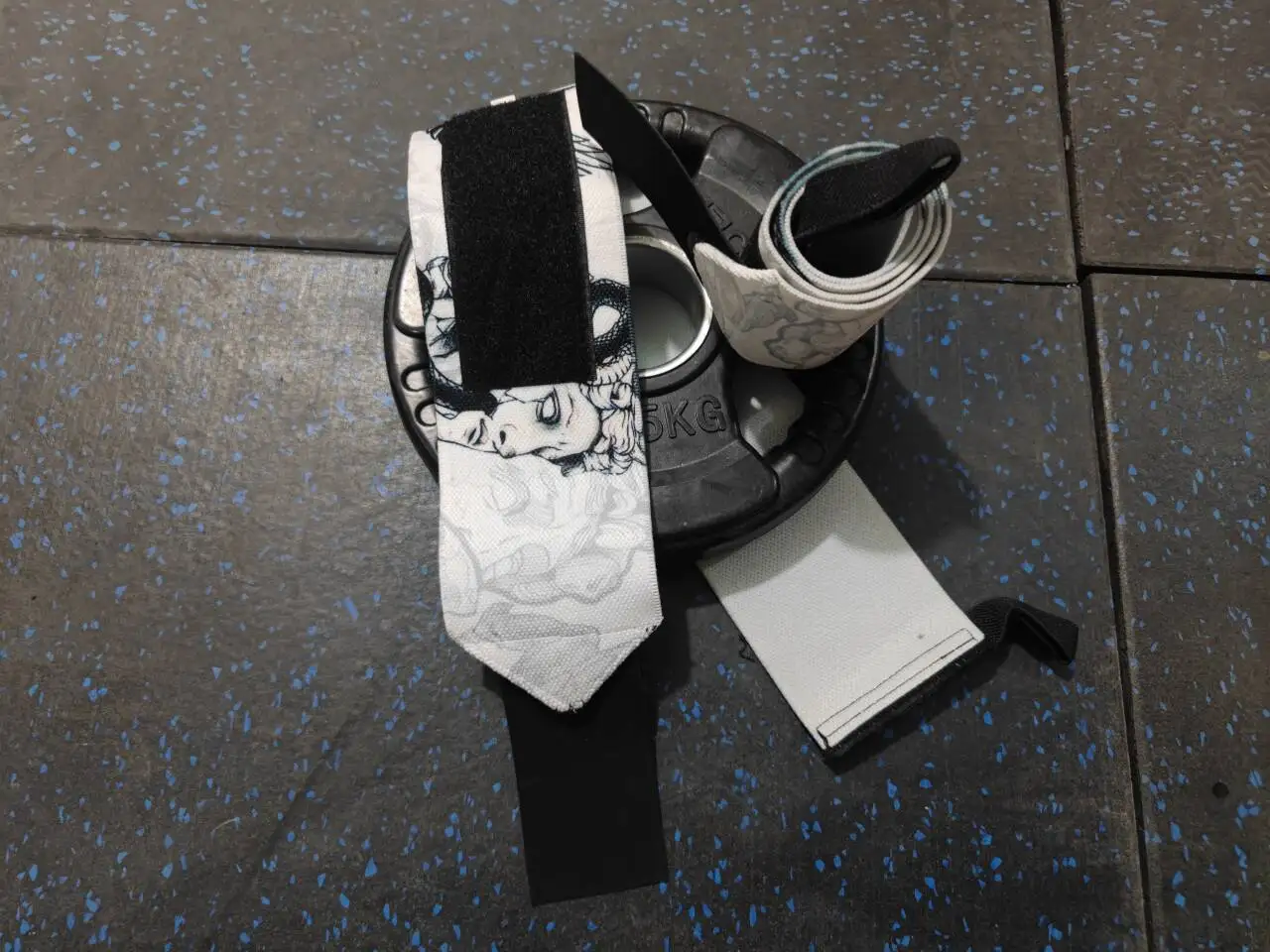 

Подъемные ремни для силовых тренировок в тренажерном зале для тяжелой атлетики — ремни на запястье с хлопковой подкладкой из неопрена — для мужчин и женщин — идеально подходят для пахты