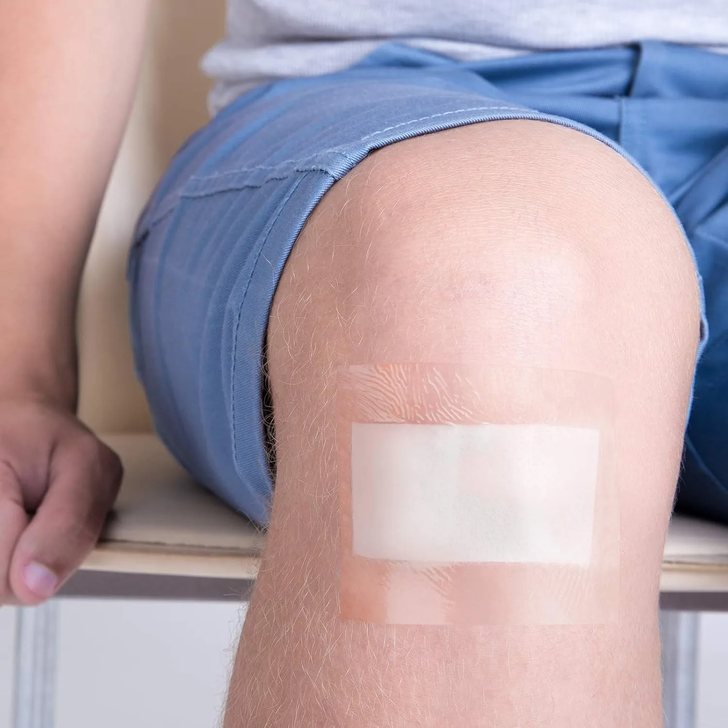 شفافة خلع الملابس ضمادة لاصقة PE مقاوم للماء واضح الضمادات تمتد الجلد الشريط للاستحمام الوشم السباحة إعطاء مقص