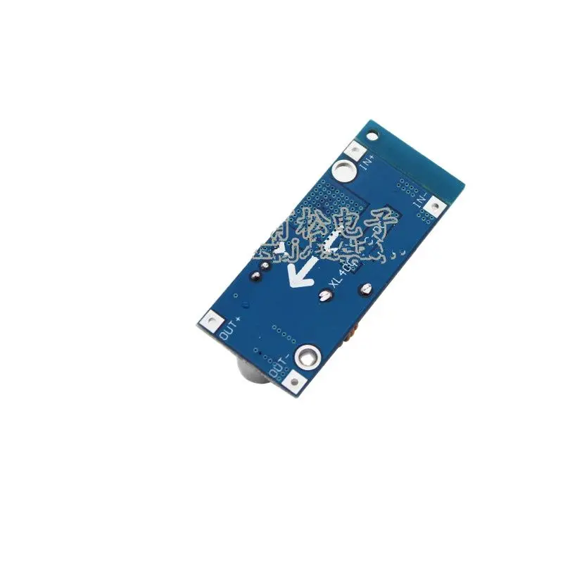 5A DC-DC XL4005 وحدة تنحى قابلة للتعديل 5 ~ 32 فولت طاقة عالية 96% كفاءة عالية تتجاوز 2596